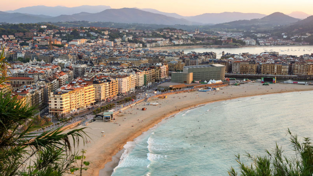 La Playa de Zurriola: Olas y Vida